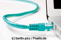 Bild eines Netzwerkkabels das in einem Laptop steckt