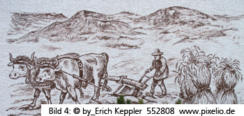 Pflügender Bauer mit Ochsengespann vor öder Gebirgslandschaft. Im Vordergrund rechts, 3 Gedtreidegarben