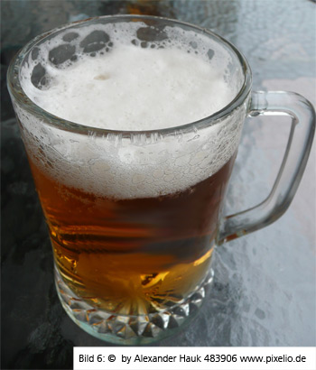 großer Bierkrug mit frischem schäumenden Bier